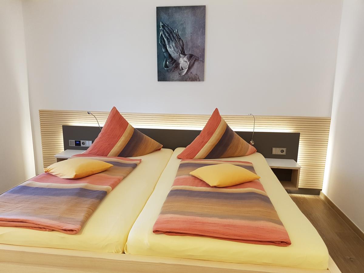 Hotel Garni Jaegerhof ジクマリンゲン エクステリア 写真