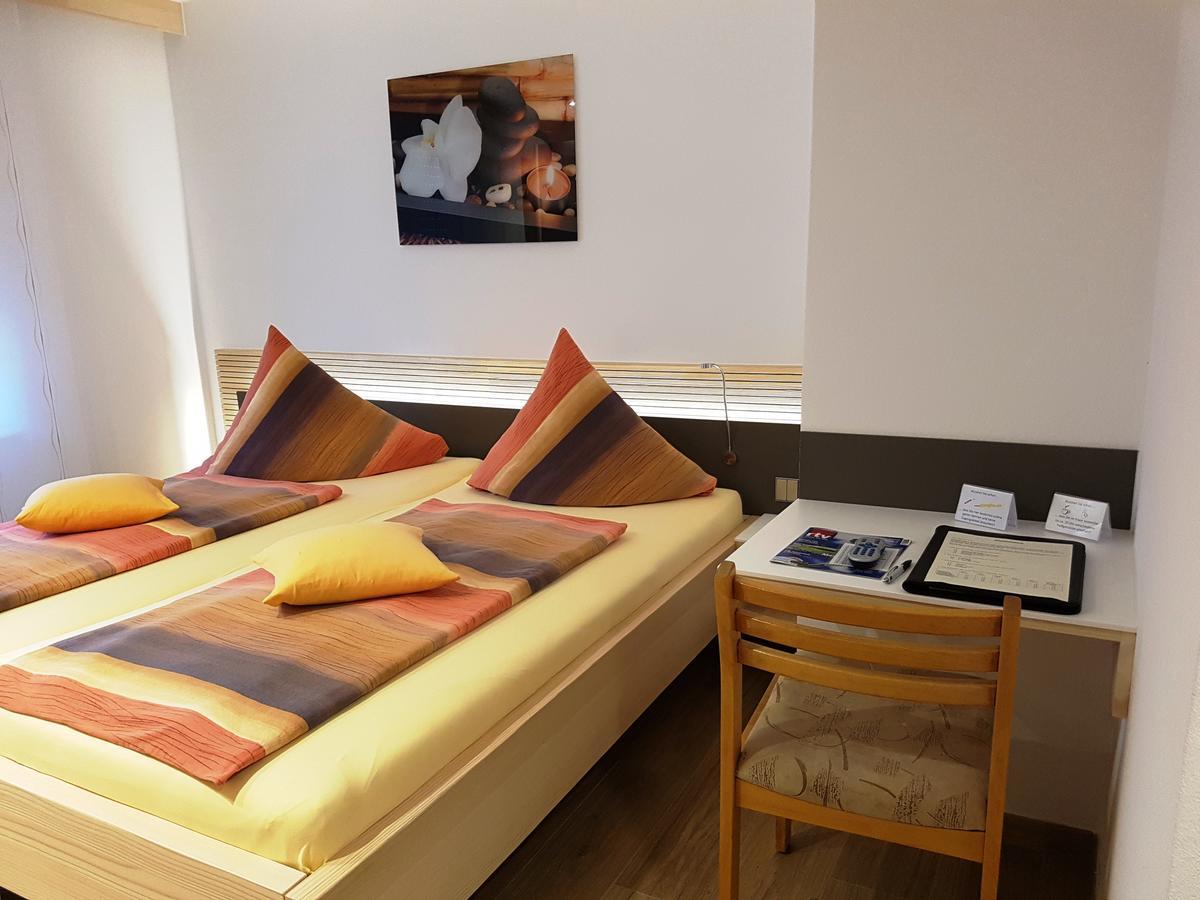 Hotel Garni Jaegerhof ジクマリンゲン エクステリア 写真